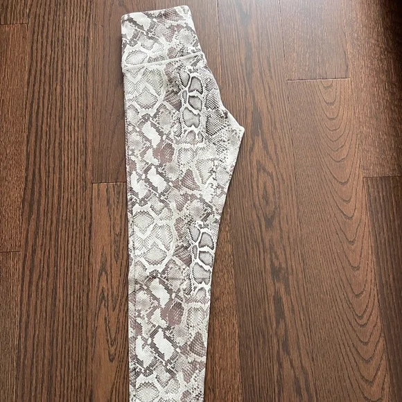 Victoria Secret’s leggings 7/8 - Picture 2 of 7